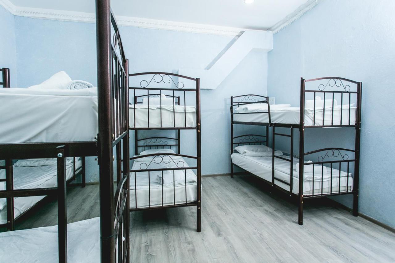 Sherlock Holmes Hostel Баку Экстерьер фото