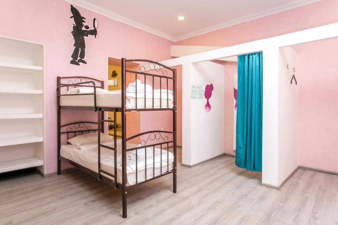 Sherlock Holmes Hostel Баку Экстерьер фото