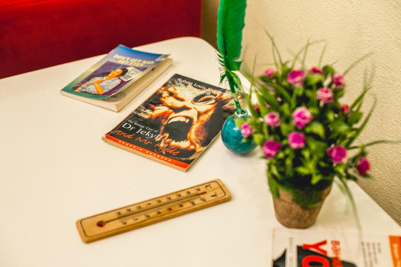 Sherlock Holmes Hostel Баку Экстерьер фото